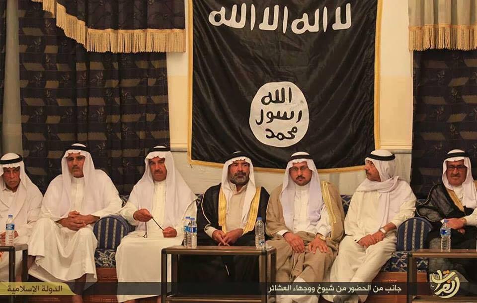 بالصور:شيوخ عشائر و وجهاء من الموصل على موائد عصابات داعش