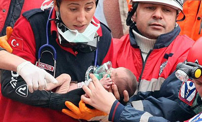 إنتشال رضيع من تحت الأنقاض حيًا بعد 48 ساعة من الزلزال التركي