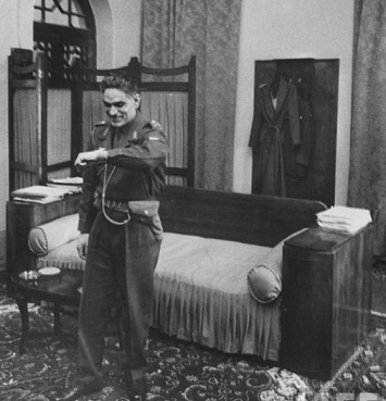 صورة ارشيفية للزعيم الراحل عبد الكريم قاسم في مقر اقامته