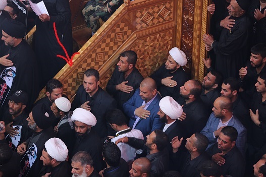 بالصور :وزير عراقي يشارك بعزاء الامام الحسين داخل المرقد الحسيني في كربلاء