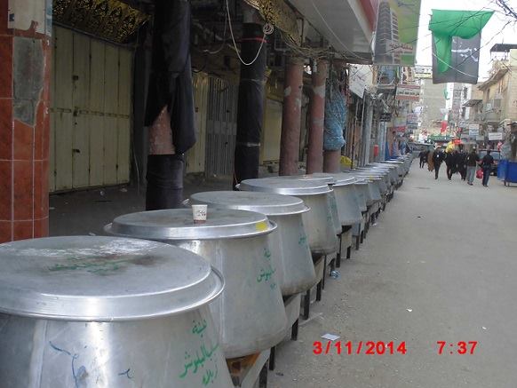 موكب في مدينة كربلاء المقدسة يطبخ (100) قدر في وجبة واحدة لزوار الحسين عليه السلام (مصور)