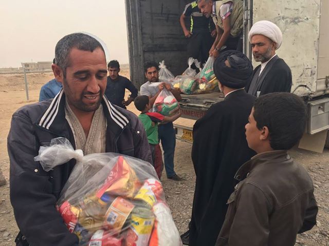بالصور: مكتب المرجع السيستاني يقدم المساعدات الانسانية لنازحي الموصل ويزور مرضاهم