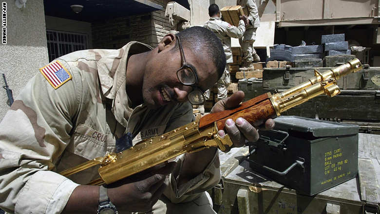 بالصور: الحكم على أمريكي اعترف بالتورط في بيع أسلحة مسروقة لصدام حسين وعائلته