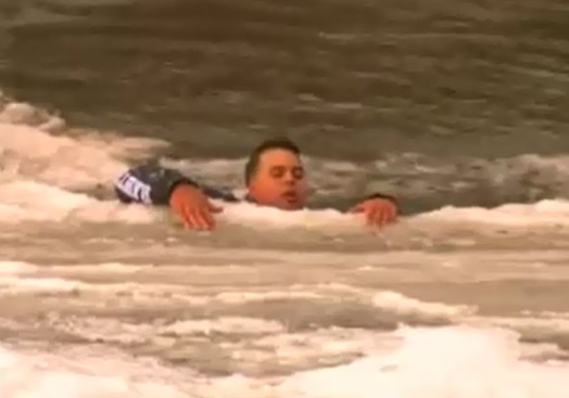 بالفيديو :انقاذ رجل سقط في نهر متجمد بولاية آيوا الأمريكية