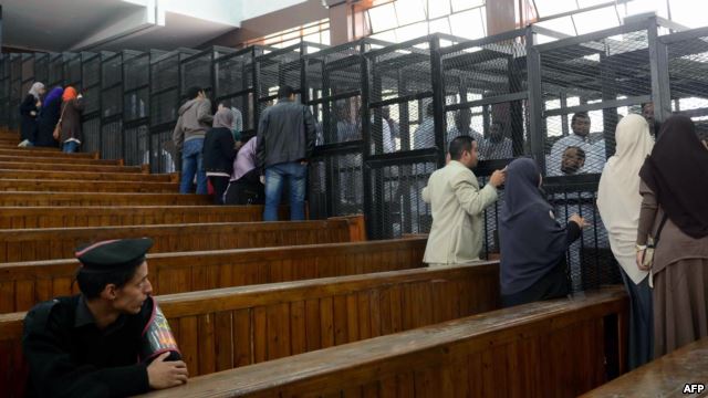إلغاء أحكام إعدام بحق مرشد الإخوان و11 آخرين في مصر