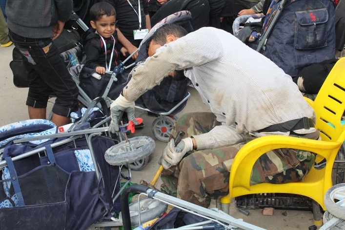 بالصور: ورشة فنية لتصليح العربات الصغيرة الخاصة بزائري الاربعين