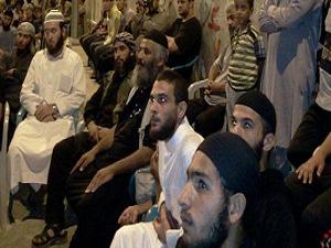 سيدة تونسية تناشد حكومة بلادها لإعادة ولدها الإرهابي من سورية