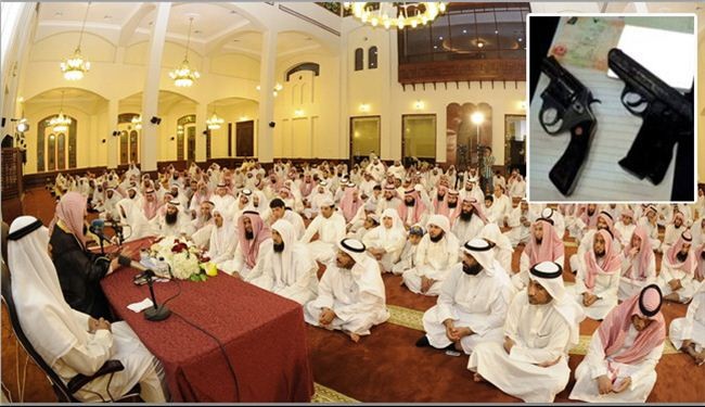 مسلح كويتي يدخل مسجداً ويطالب بالتبرع لسوريا أو قتل الخطيب!+تفاصيل الحادث