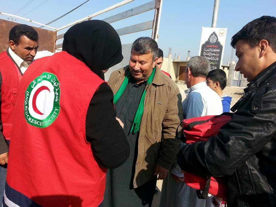 جمعية الهلال الاحمر توزع حقائب اسعافات اولية على النازحين في كربلاء