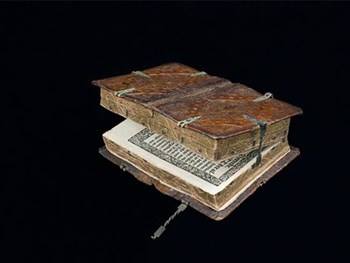 بالصور.. أغرب كتاب في العالم.. يُقرأ من جميع الاتجاهات