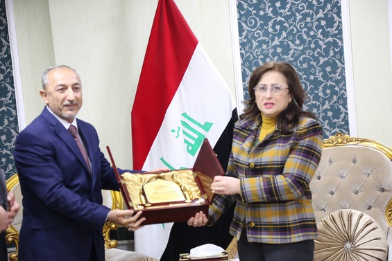 بالصور:محافظ كربلاء يكرم وزير الاعمار والاسكان والبلديات العامة درع الشكر والتقدير