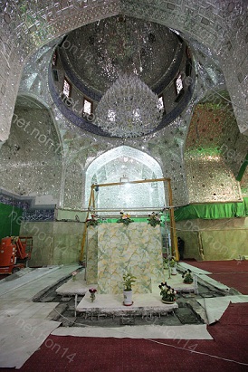 لقطات حصرية من داخل الحرم الحسيني اثناء عملية تبديل الشباك الشريف لقبر الحسين بن علي عليهما السلام