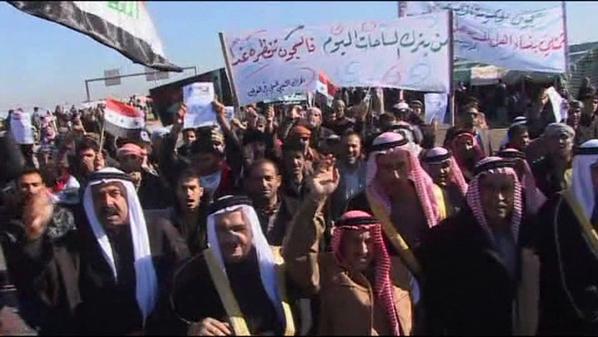 معتصمو الانبار يرشقون وفد عشائر الوسط والجنوب بالقناني والحجارة اثناء زيارتهم لساحة الاعتصام