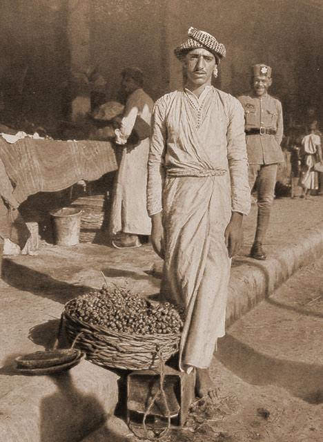 صورة ارشيفية لبائع النبق ببغداد في عشرينات القرن الماضي