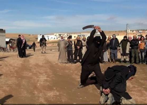 عناصر داعش الارهابي تذبح شخصا في الموصل