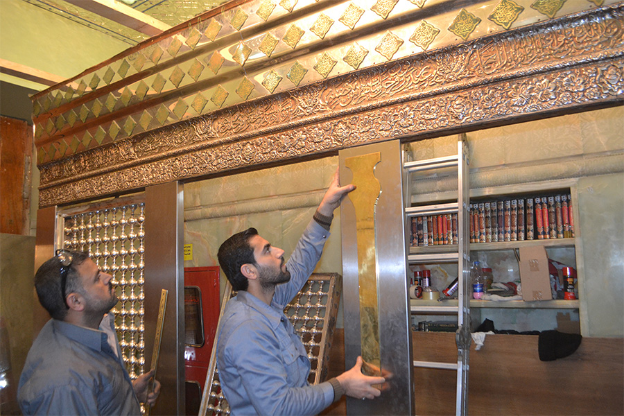 العتبة الحسينية تبلغ المراحل الاخيرة لتاهيل وصيانة  شباك ضريح شهداء الطف(ع) +صورة