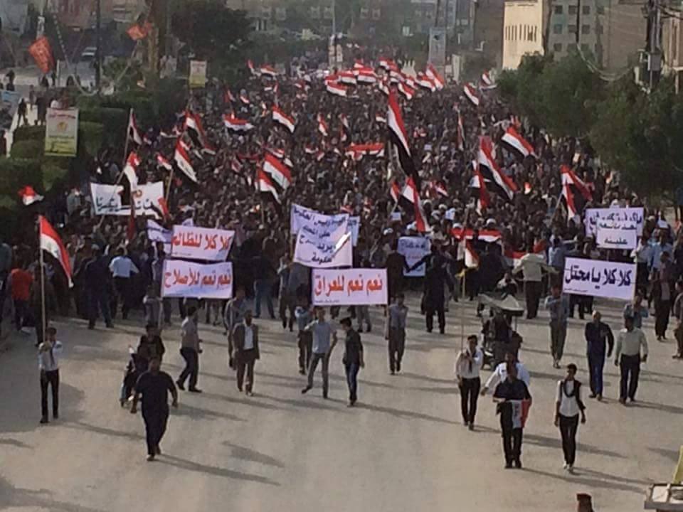 بالصور:اتباع السيد الصدر يتظاهرون سلميا في كربلاء