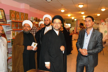 مسلمون ومسيحيون يتفاعلون مع القضية الحسينية عبر جناح العتبة المقدسة في جامعة البصرة(مصور)