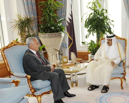 امير قطر يستقبل الهاشمي بـ(النعال)