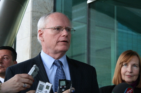 السفير الامريكي من البصرة :وجود اتصالات مع الكويت وسندعم العراق لإخراجه من طائلة البند السابع