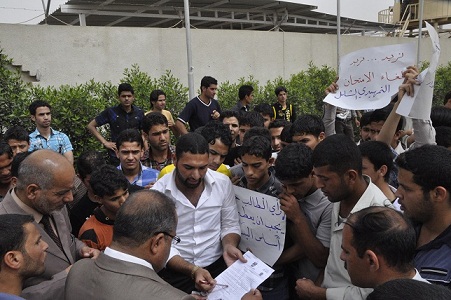 طلاب المراحل المنتهية يتظاهرون في النجف للمطالبة بالغاء الامتحانات التمهيدية لعدم اكتمال المناهج الدراسية