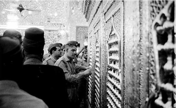 صورة نادرة لعبد الكريم قاسم في رحاب عتبات كربلاء المقدسة