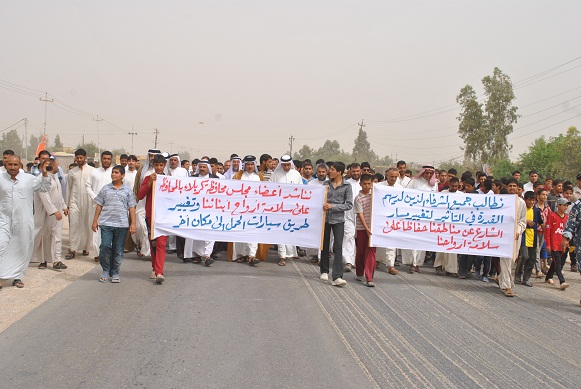 متظاهرون في كربلاء يهددون بقطع الطريق امام سيارات الحمل (مصور)