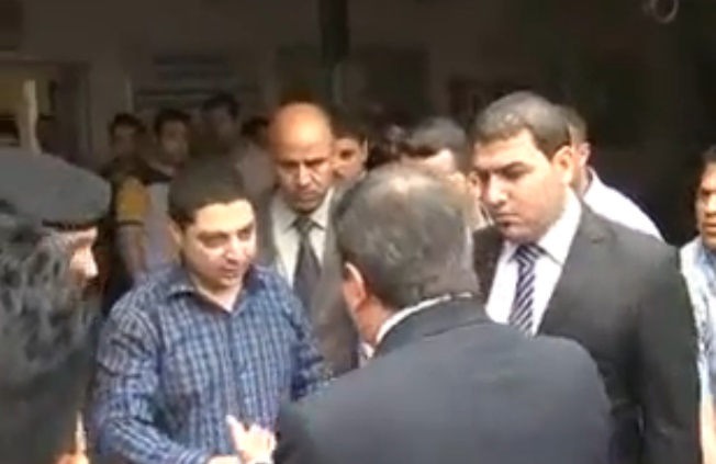 صورة لمحافظ كربلاء عقيل الطريحي ينهر في وجه موظف في بلدية كربلاء بسبب عرقلته معاملة احد المواطنين