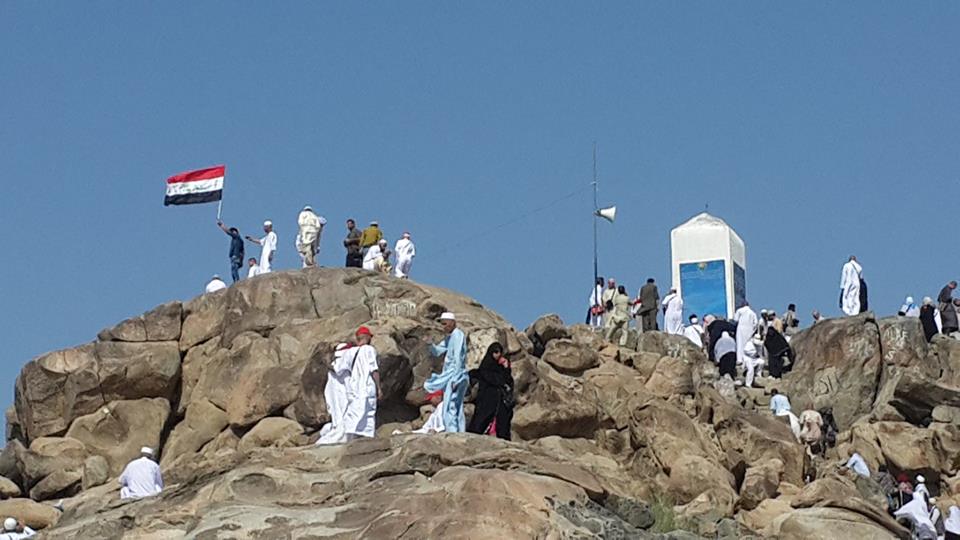 العلم العراقي يرفرف على جبل عرفات فرحا بتحرير مدينة تكريت