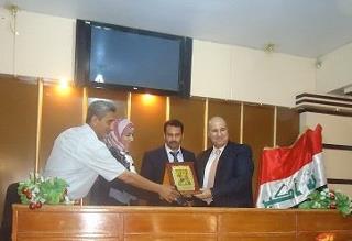 محافظة كربلاء المقدسة تكرم صحفية درع الابداع لحصولها على جائزة دولية