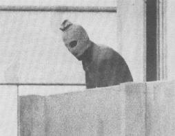 إيطاليا: رجل يقتحم وكالة للضرائب ويحتجز 15 رهينة