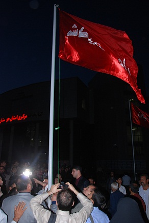 منتسبو عتبات كربلاء المقدسة يرفعون رايتي الامامين الحسين والعباس عليهما السلام في خوزستان (مصور)