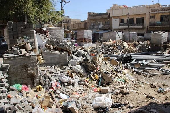 تلكؤ مشروع وهروب مقاول يحول منطقة في كربلاء الى مجمع نفايات (مصور)