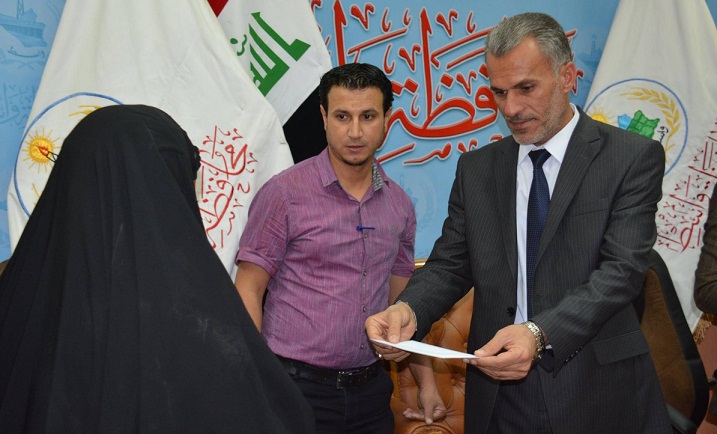 محافظ واسط يوزع صكوك الوجبة 34من ضحايا الارهاب والتي بلغت 103متضرر