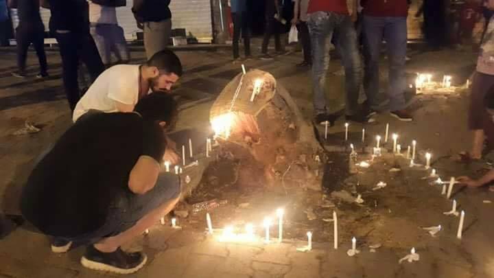 بغداد :شباب عراقيون يشعلون شموعا في مكان تفجير الكرادة ويترحمون على الشهداء
