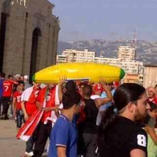 هكذا روت الصور حكاية مباراة لبنان وقطر.... صورة لموزة يحملها الجمهور اللبناني