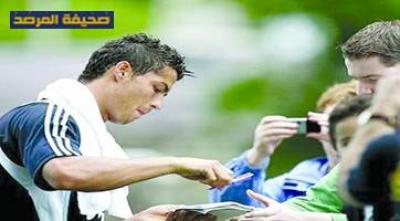 رونالدو  يرفض منح طفلة برتغالية توقيعه لارتدائها قميص برشلونة