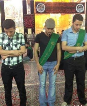 الشيعة والسنة يؤدون الصلوات والدعاء جنبا الى جنب في مرقد الامام موسى بن جعفر (مصور)