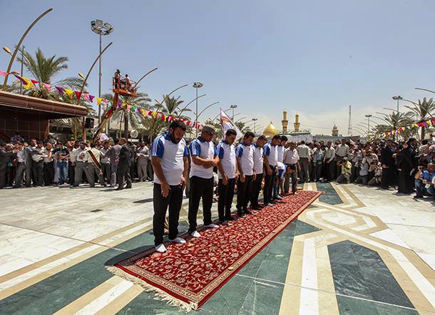 شاهد كيف تؤدي فرقة مظلية من السنة والشيعة صلاة موحدة بين الحرمين وسط كربلاء