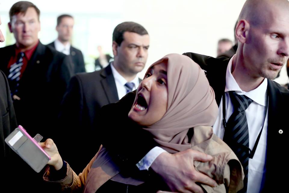 بالصور:الصحفية المصرية ‏فجر العدلي : ردّدت هتافات في وجه الرئيس المصري عبد الفتاح ‫السيسي‬ ووصفته بالـسفاح