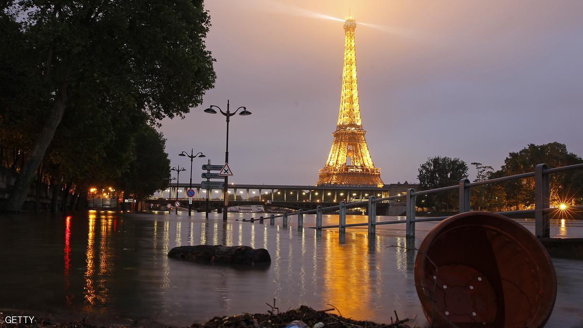 باريس تغرق .. والموناليزا تبكي اللوفر