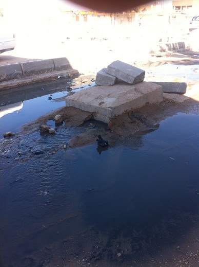 كربلاء :مواطنو حي شهداء الموظفين يشتكون من طفح المجاري وعدم اتمام المشروع