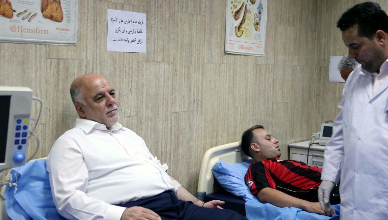 بالصور: رئيس الوزراء يتبرع بالدم لجرحى تفجير الكرادة