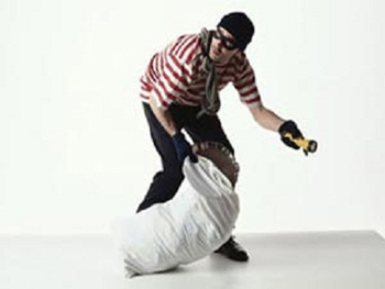 لص يترك بطاقة هويته في سروال ضحيته