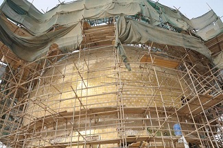 تركيب 6800 طابوقة ذهبية على قبة العسكريين في سامراء(مصور)