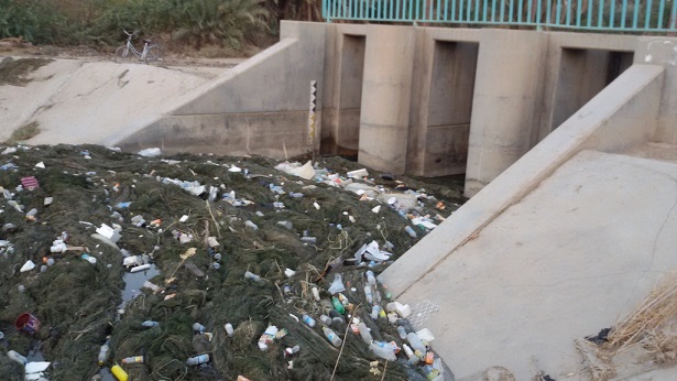 بالصور : اهمال حكومي يتسبب في تراكم النفايات والمخلفات ببوابة نهر في ناحية الخيرات في كربلاء