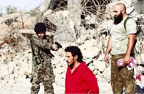 داعش" يعدم عراقيا بالرصاص والمنفذ طفل+صورة