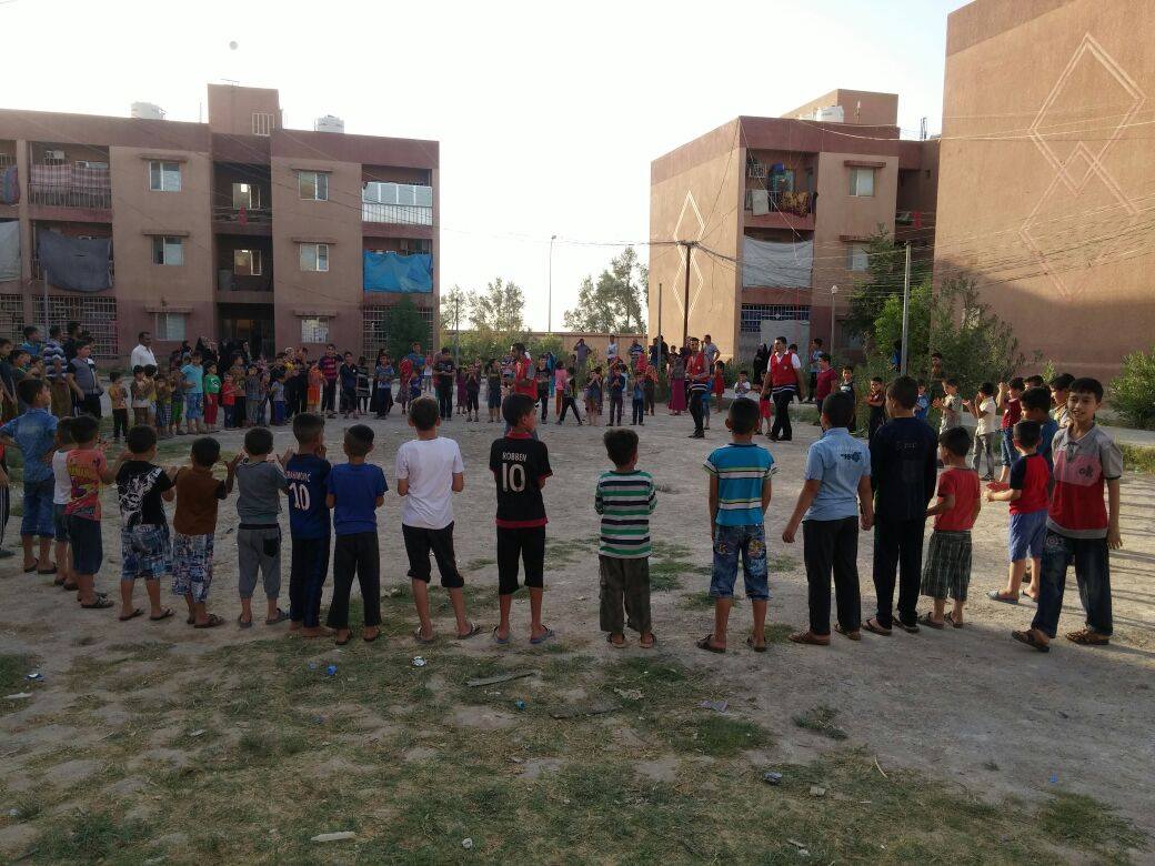 الهلال الاحمر تنظم العاب للاطفال النازحين في كربلاء