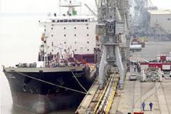 وصول حمولات جديدة من صخور كاسر الامواج الى ميناء ابو فلوس بالبصرة