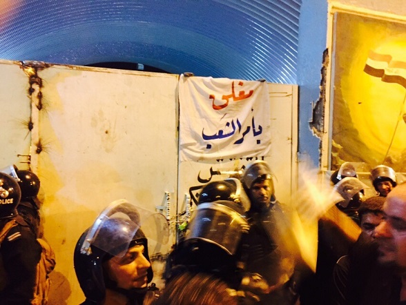 بالصور:متظاهرون يغلقون مجلس محافظة كربلاء والحكومة المحلية تضع حواجز كونكريتية امام بوابة المجلس